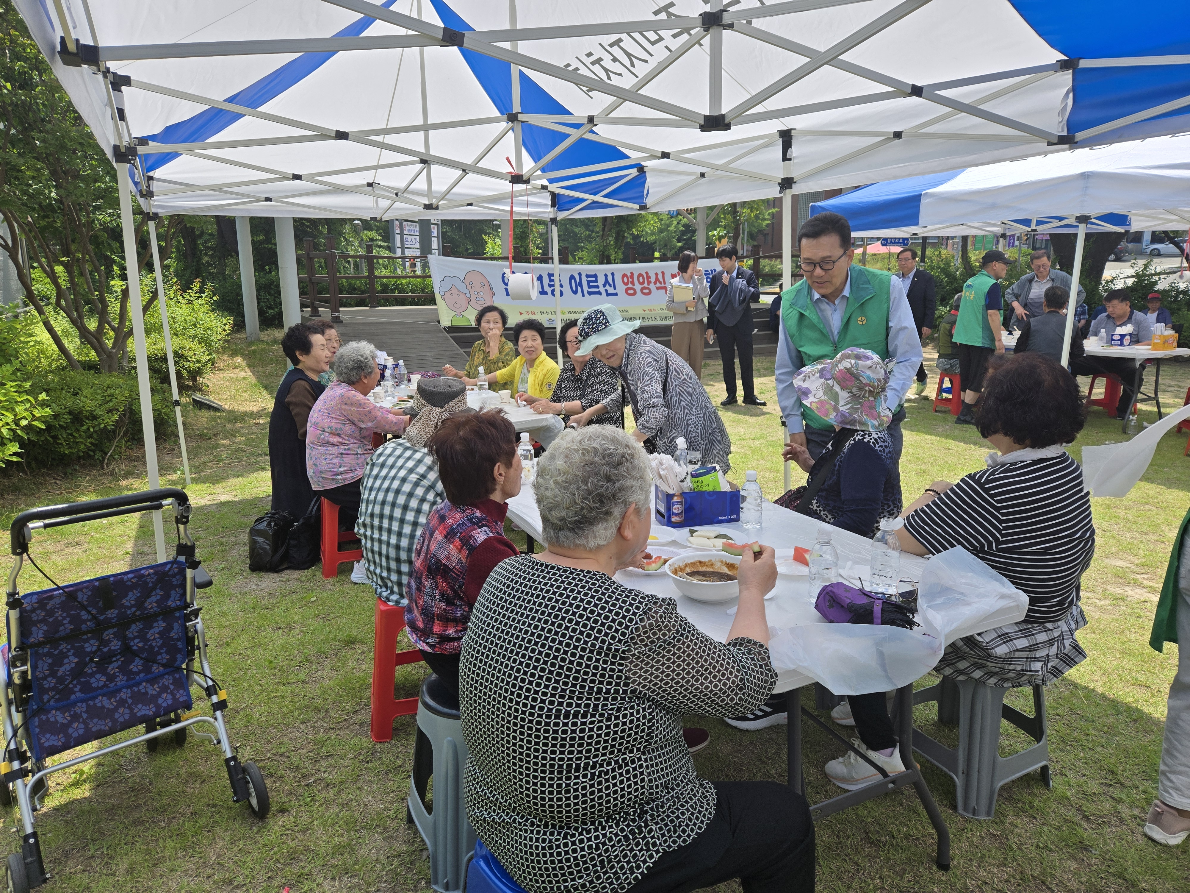 연수구 연수1동의 새마을협의회와 새마을부녀회는 지난 9일 함박어린이공원에서 경로당 및 지역의 어르신을 위해 따뜻한 영양식을 대접하는 효사랑 어르신 경로잔치를 열었다